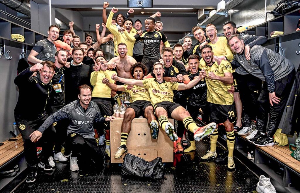 Plantel del Borussia Dortmund celebra el pase a la final de la Champions League 2024