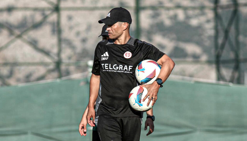 Alex estreou como técnico na primeira divisão em 2023, no comando do Avaí. A partir de 2024, está à frente do Antalyaspor, na Turquia. Foto: cortesia de Alex