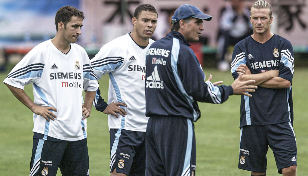 Carlos Queiroz dirigiendo a los Galácticos del Real Madrid en 2003