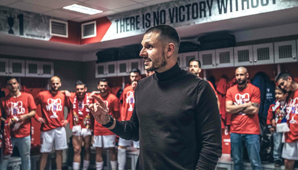 Albert Rudé dirigiendo al Wisla Krakow