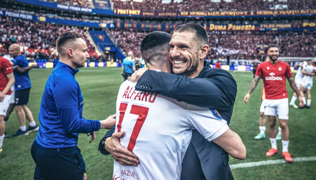 Albert Rudé celebra la Copa de Polonia