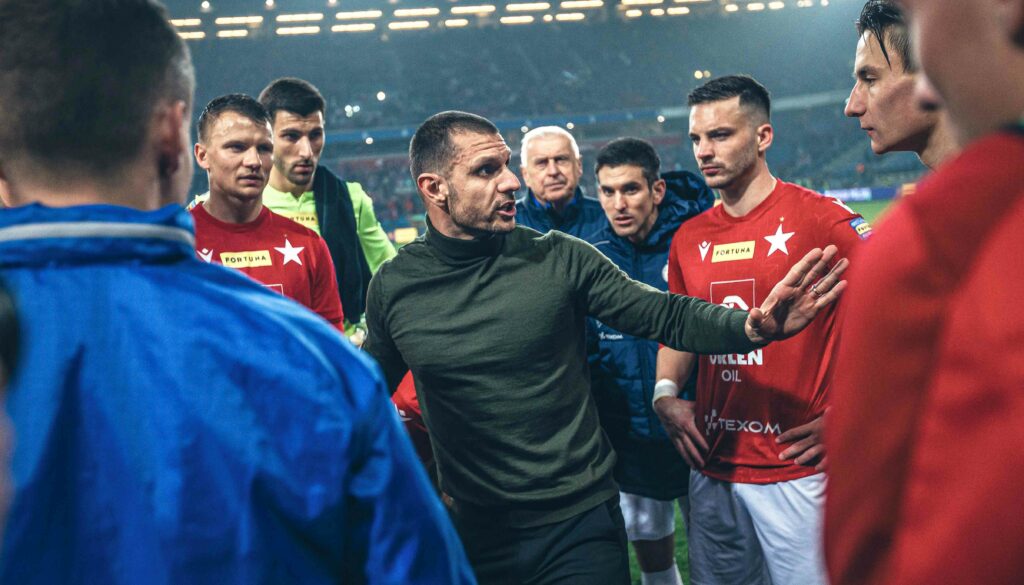 Albert Rudé dirigiendo al Wisla Krakow