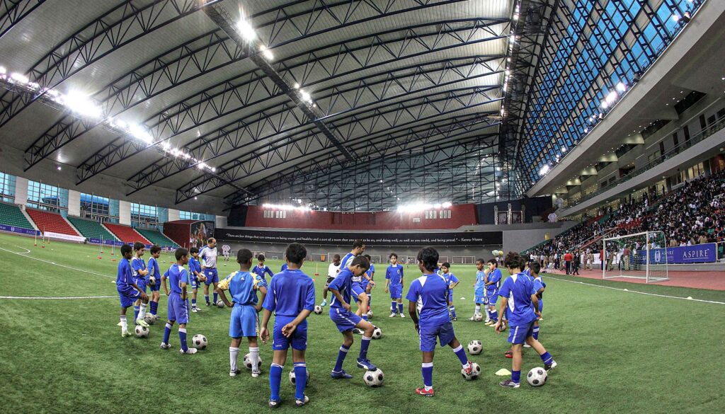 Jugadores en categoría infantil jugando con la Aspire Academy en Doha, Qatar