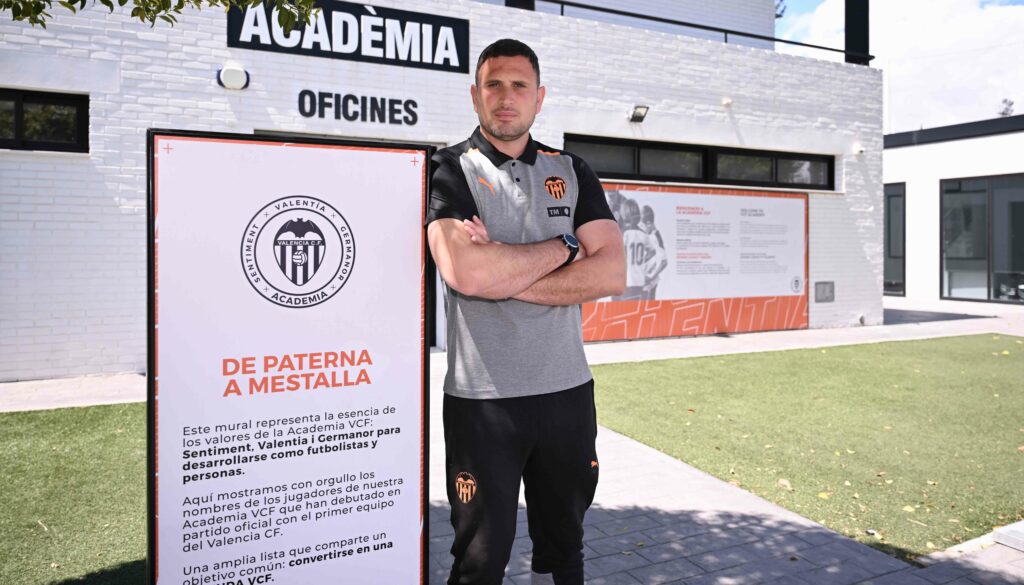 Luis Martínez posa en la ciudad deportiva del Valencia en Paterna