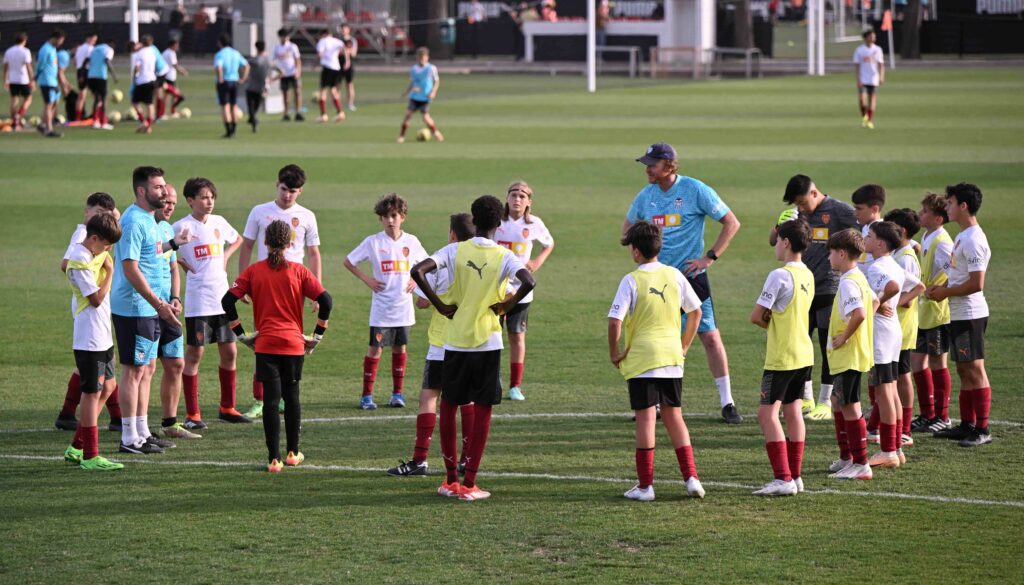 Equipo juvenil del Valencia entrena en la ciudad deportiva de Paterna