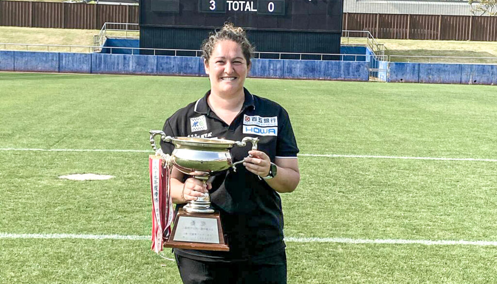 En Japón, Milagros Martínez se convirtió en la primera mujer en dirigir a un equipo masculino. Una etapa con ascensos y el triunfo en la competición local de la prefectura de Mie. Fotografía: cortesía de Milagros Martínez
