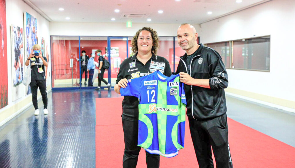 Milagros Martínez con Andrés Iniesta. jugador español también tuvo un paso por Japón, en su caso como jugador de Vissel Kobe. Fotografía: cortesía de Milagros Martínez