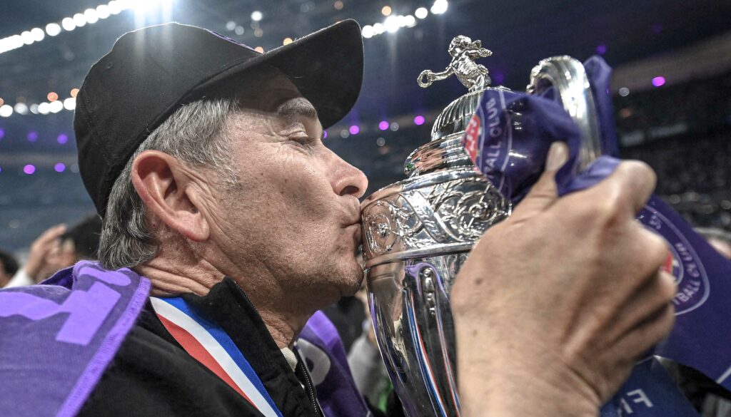 Philippe Montanier besa la Copa de Francia, título que el Toulouse ganó en 2023. Carles Martínez era entonces el segundo técnico. Franck Fife vía Getty Images