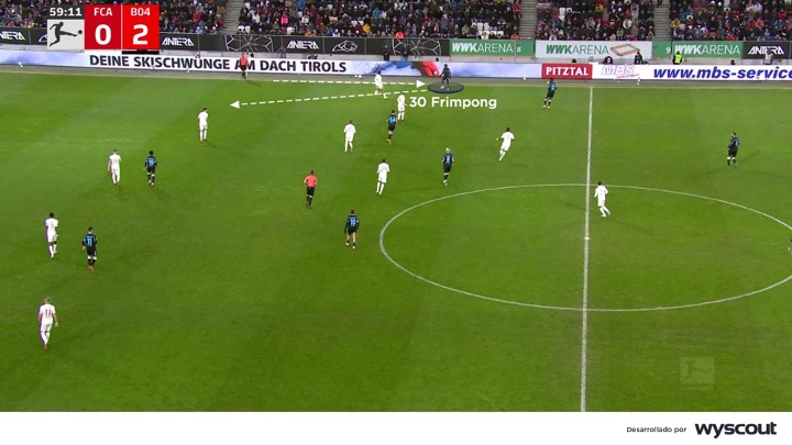 Jeremie Frimpong buscando un pase en profundidad