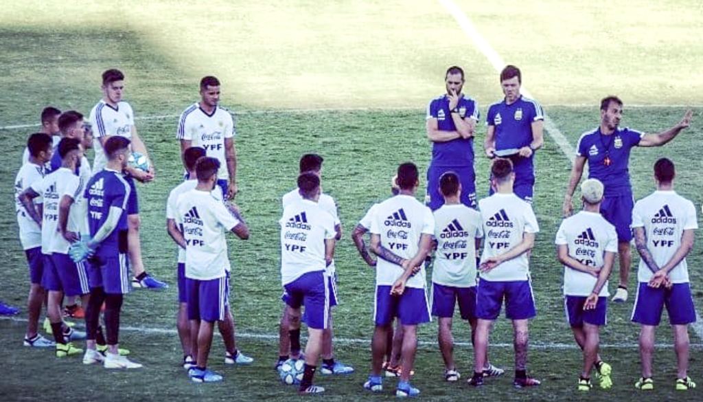 Los primeros pasos de Esteban Solari como entrenador fueron en las categorías inferiores de la selección argentina. Fotografía: cortesía de Esteban Solari