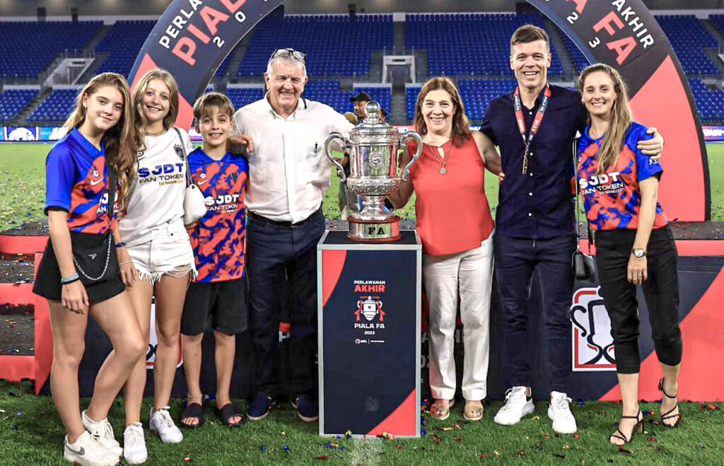 La familia es el pilar principal en al trayectoria de Esteban Solari, entrenador campeón de Malasia con Johor Darum en 2023. Fotografía: cortesía de Esteban Solari