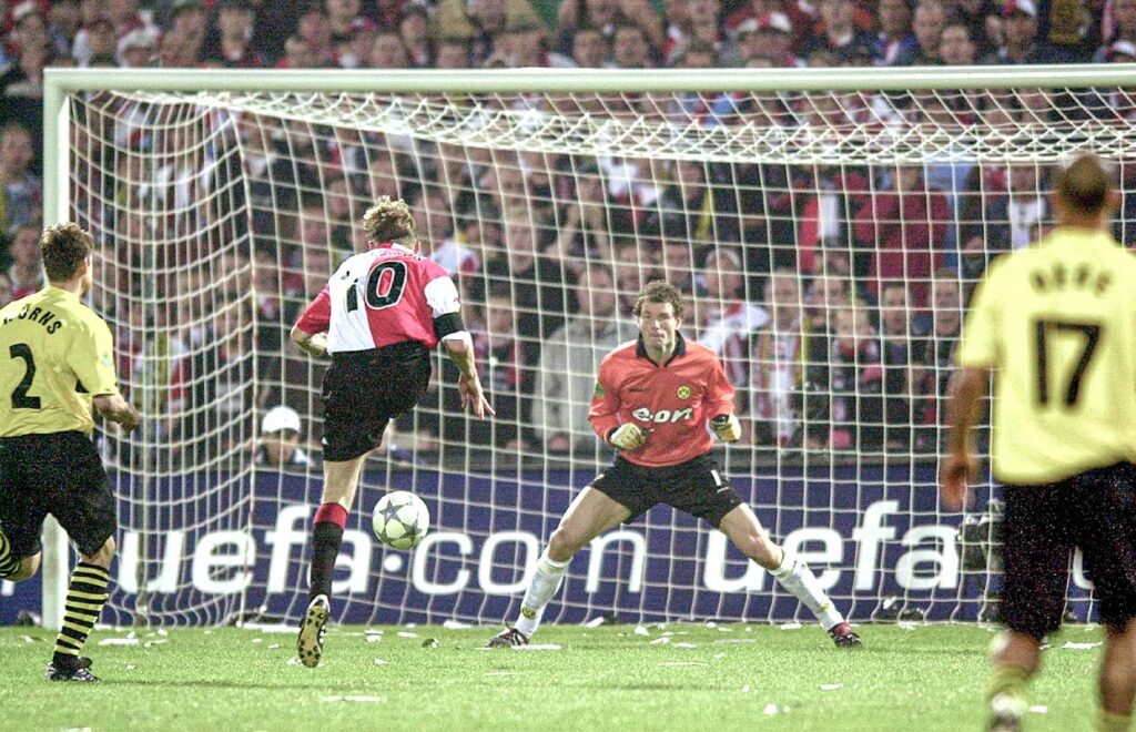 Tomasson marca el gol de la victoria para el Feyenoord en la final de la Copa de la UEFA 2002 frente al Borussia Dortmund. Tim De Waele/Getty Images