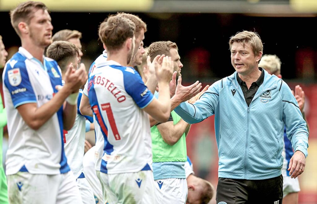 Jon Dahl Tomasson celebra una victoria con sus jugadores del Blackburn en agosto de 2023. Luke Walker/Getty Images