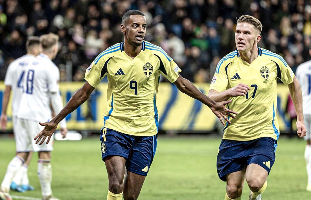 Alexander Isak celebra con Viktor Gyökeres tras anotar ante Eslovaquia. Ambos coinciden en el ataque del equipo de Tomasson. Michael Campanella/Getty Images