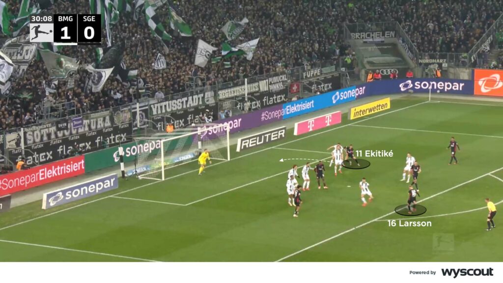 Hugo Ekitiké buscando un rebote en el área rival