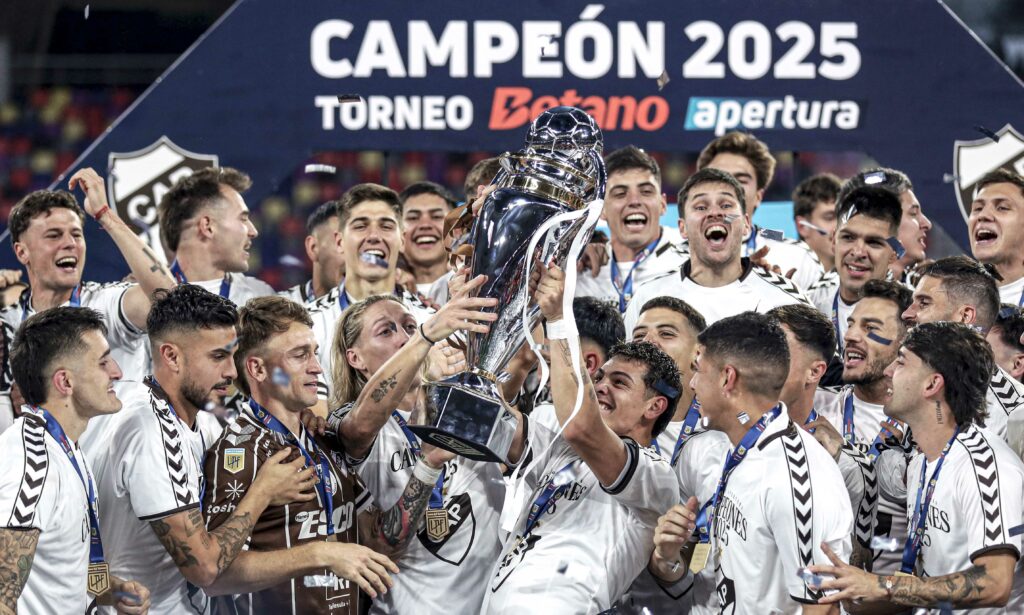 Platense, con 120 años de vida, consiguió su primer título en 2025. Un campeonato, como señalan los técnicos, basado en la fuerza del grupo. Joaquín Camiletti/Getty Images