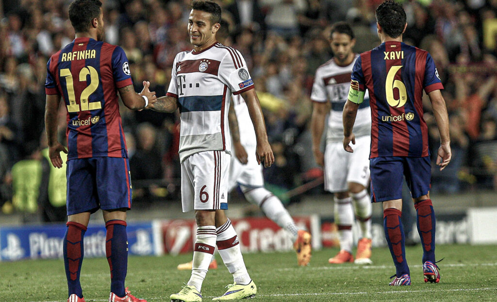 Thiago y Rafinha compartieron rivalidad de niños y también de mayores, como en los duelos entre Barcelona y Bayern Múnich en la Champions League 2014/15. Quique García/AFP PHOTO vía Getty Images