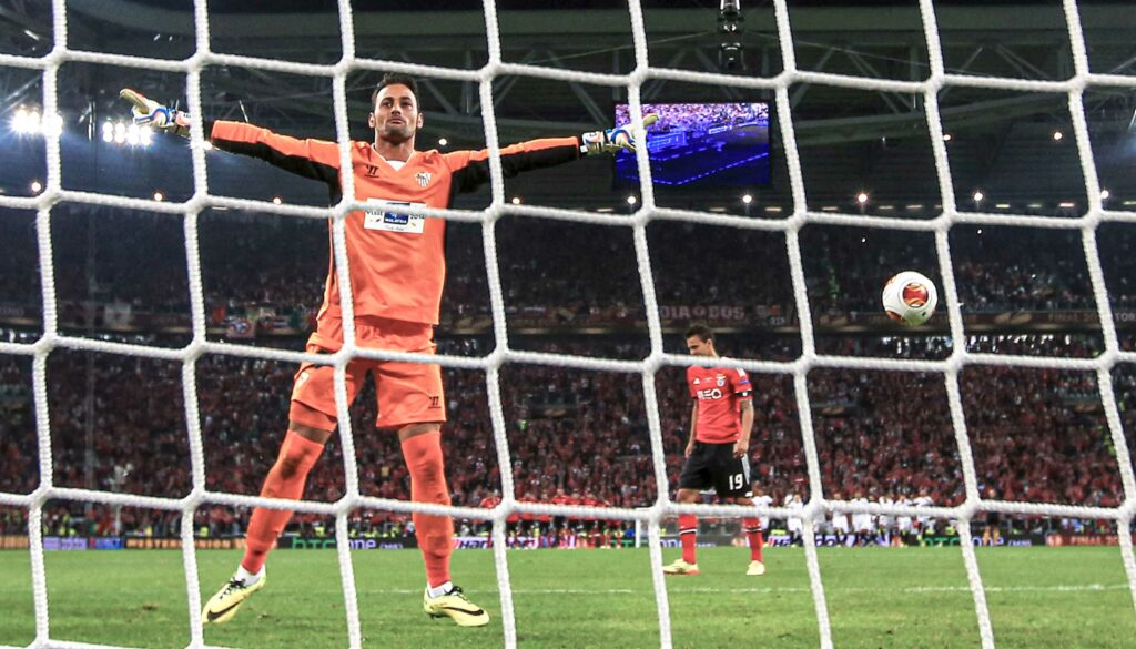 Después de un igualado partido (0-0), el Sevilla ganó la Europa League de 2014 en la tanda de penaltis, 4-2, con Beto (en la imagen) como gran héroe. Clive Rose/Getty Images