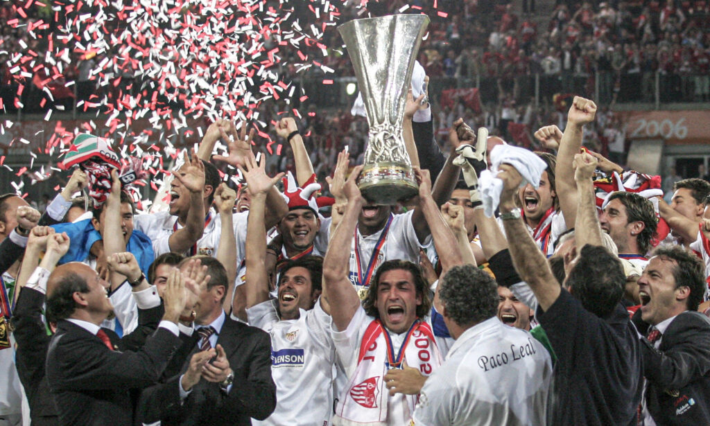 Sevilla celebrando una de sus Europa Leagues