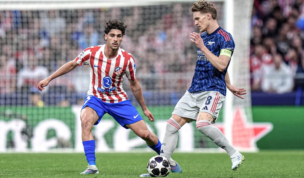 Atlético vs Arsenal. Ida de la semifinal de la Champions League 2025-2026.  Cardoso presiona a Ødegaard