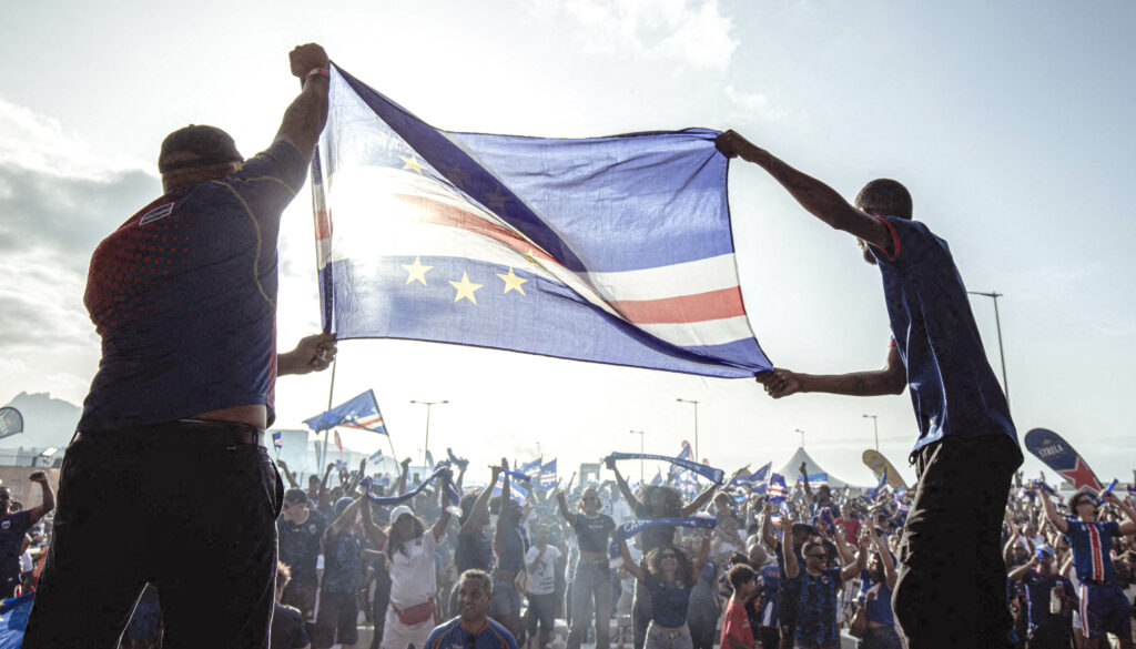 Fanáticos de Cabo Verde celebrando. Bubista es el entrenador