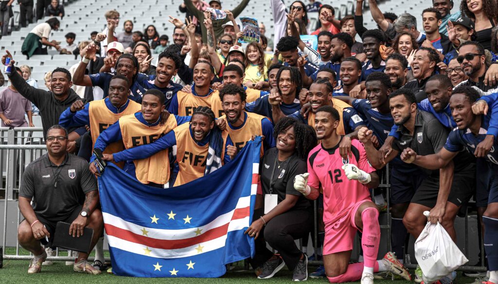 Jugadores de Cabo Verde con sus aficionados
