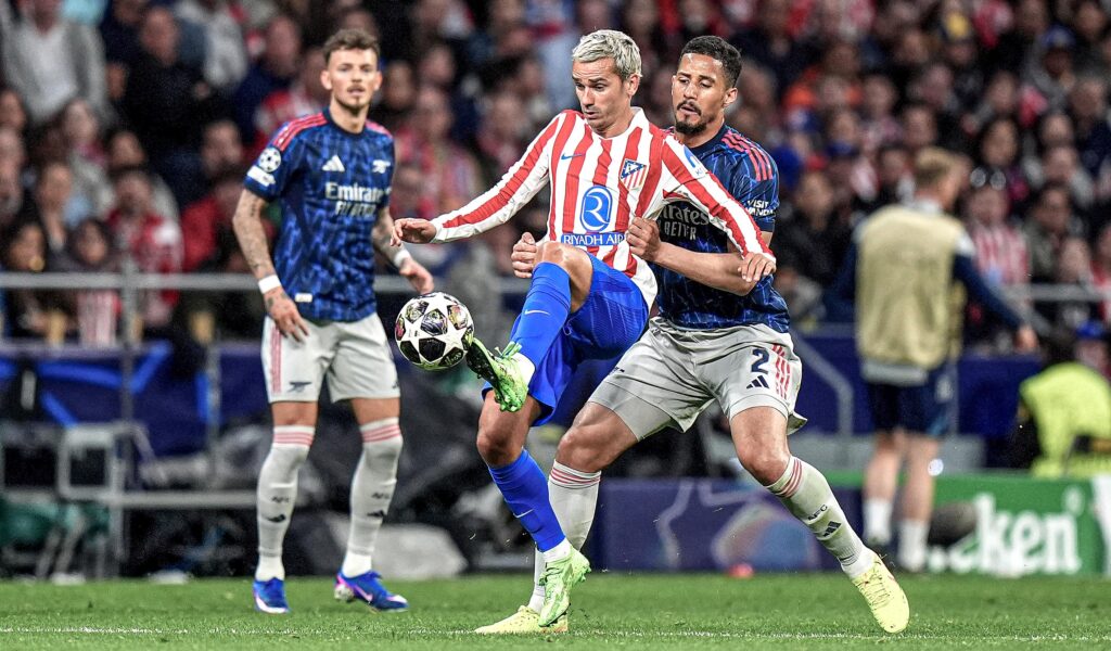 Atlético vs Arsenal. Ida de la semifinal de la Champions League 2025-2026 Griezmann es marcado por Magalhaes