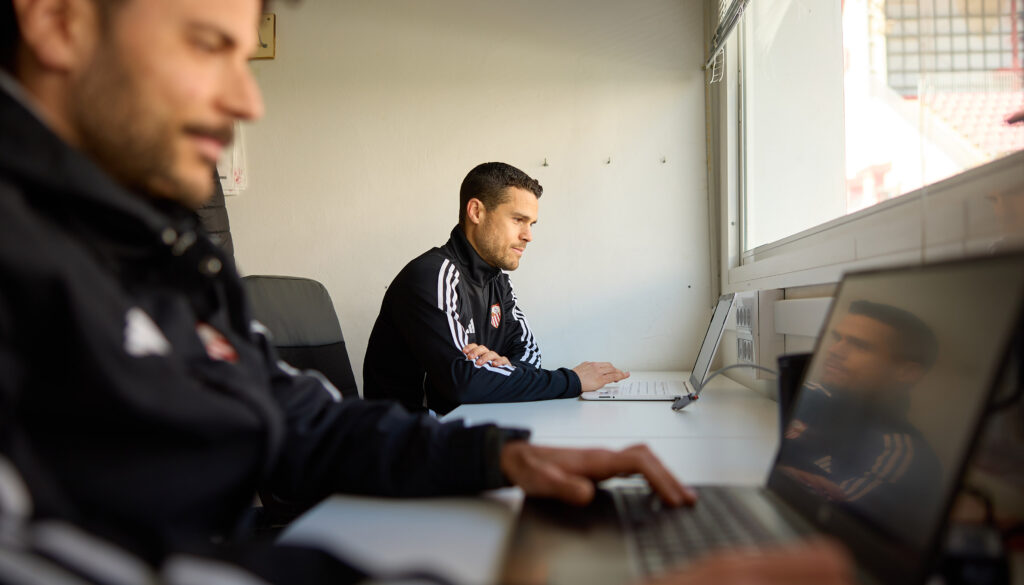 Carlos Otero (al fondo de la imagen) es el director del departamento de rendimiento en la cantera del Sevilla. Fran Santiago para Coaches' Voice/Getty Images