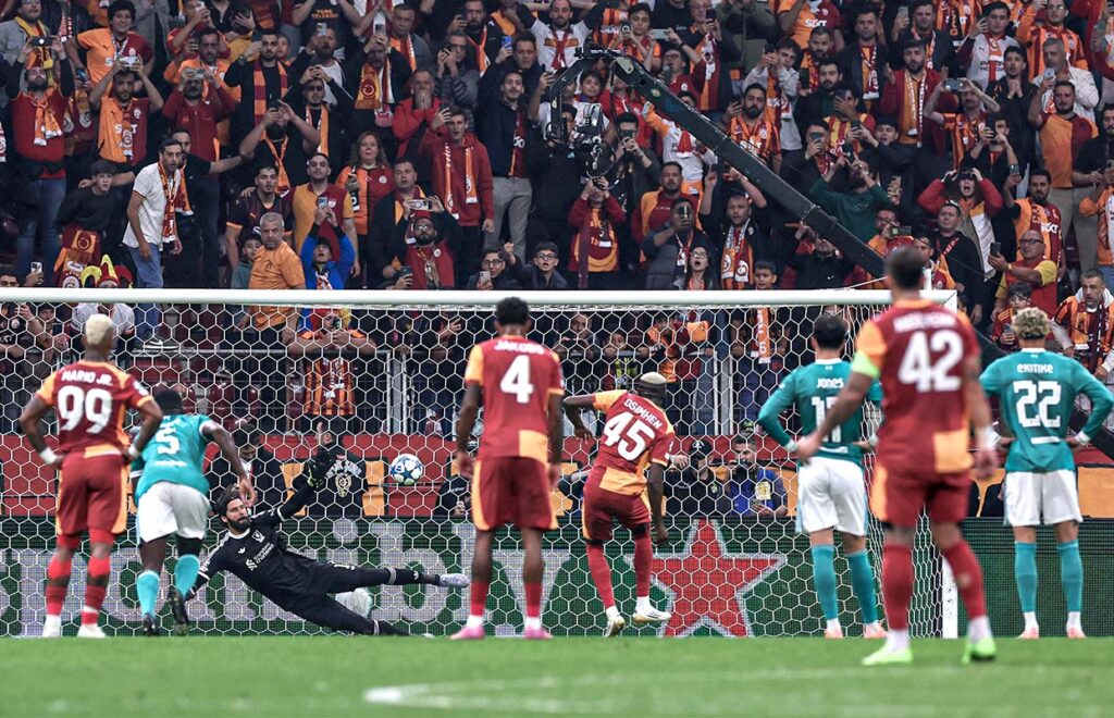 Victor Osimhen marca el gol de la victoria para el Galatasaray ante el Liverpool FC en su enfrentamiento de la Champions League de 2025. Justin Setterfield/Getty Images