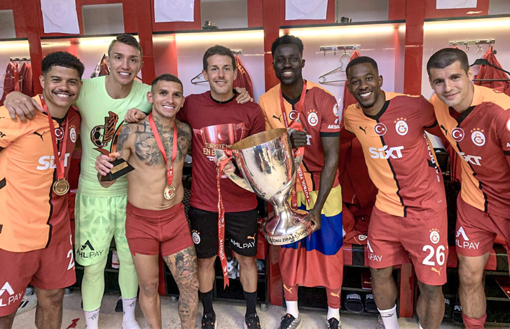 Ismael García Gómez y los jugadores del Galatasaray celebran la Copa de Turquía 2024/25. Fotografía cortesía de Ismael García Gómez