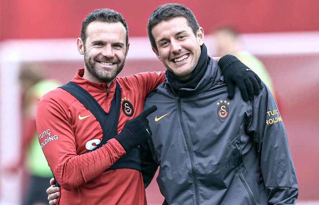 García Gómez junto a Juan Mata, que conquistó la liga turca con el Galatasaray en la temporada 2022/23. Fotografía cortesía de Ismael García Gómez