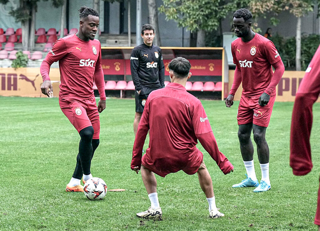 García Gómez dirige una sesión de entrenamiento del Galatasaray. Fotografía cortesía de Ismael García Gómez