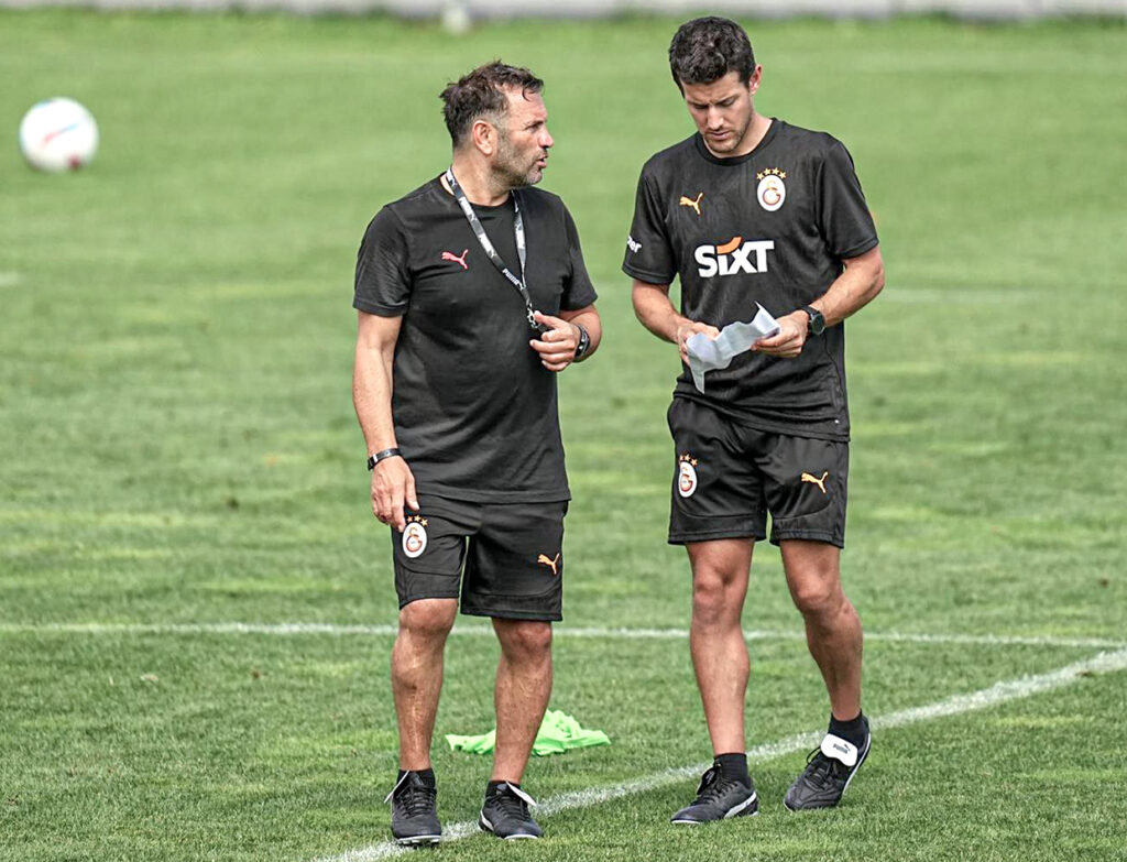 El entrenador del Galatasaray, Okan Buruk, y su asistente Ismael García Gómez conversan sobre el terreno de entrenamiento. Fotografía cortesía de Ismael García Gómez