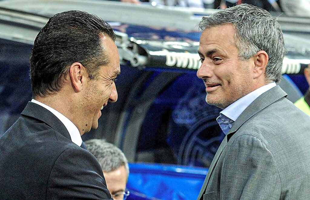 José Luis Oltra bromea con José Mourinho antes de un partido de LaLiga entre el Deportivo de La Coruña y el Real Madrid en 2012. Gonzalo Arroyo Moreno/Getty Images