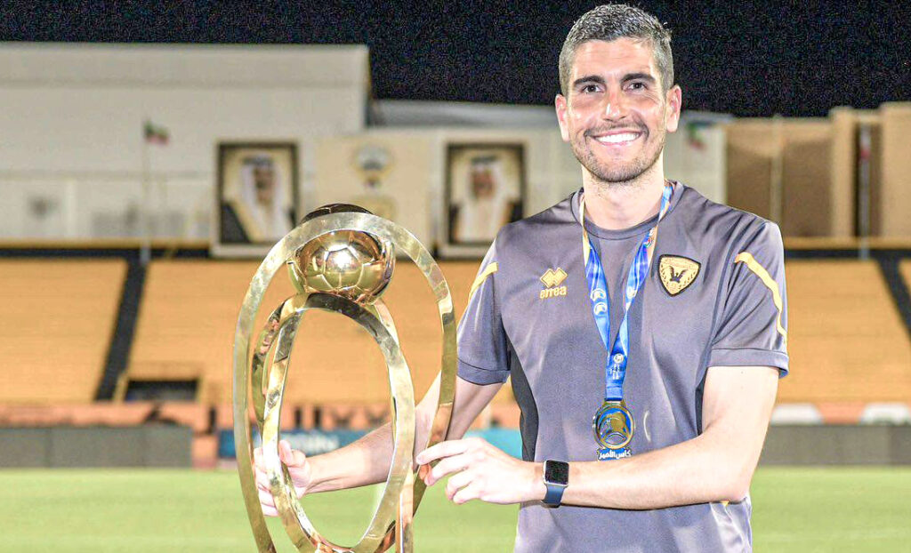 Experiencias y títulos, como la Copa de Kuwait en la temporada 2023/24. David Martínez escribe en Coaches' Voice cómo ha sido su recorrido como entrenador hasta el momento. Fotografía cortesía de David Martínez