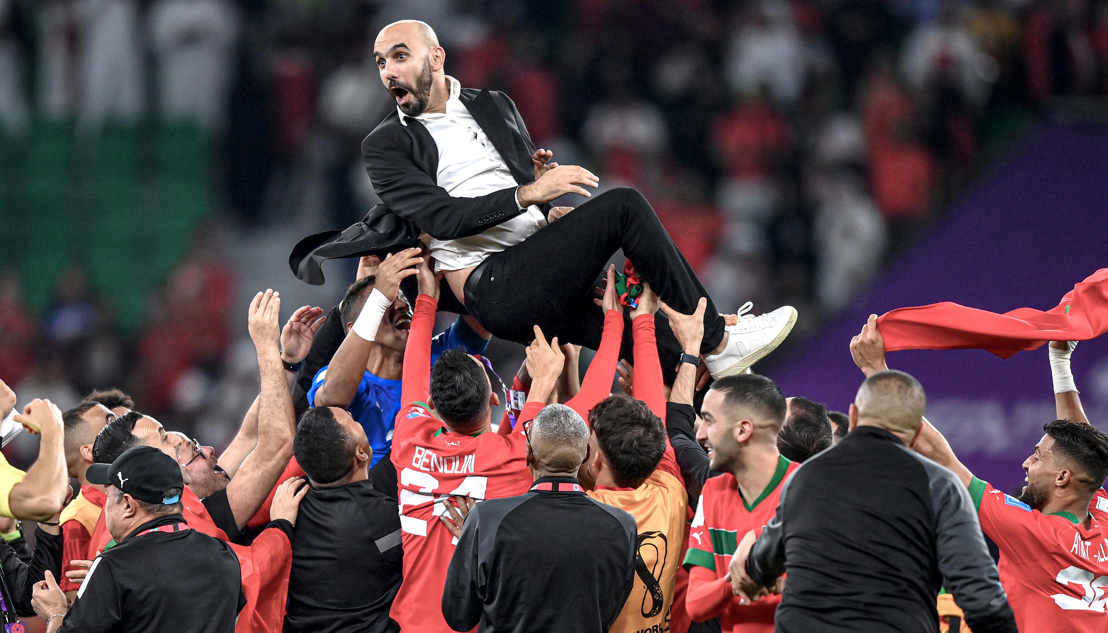 Um marco para a seleção do Marrocos merecia uma grande comemoração. Regragui foi erguido pelos jogadores após levar seu país às semifinais da Copa do Mundo de 2022. Justin Setterfield/Getty Images