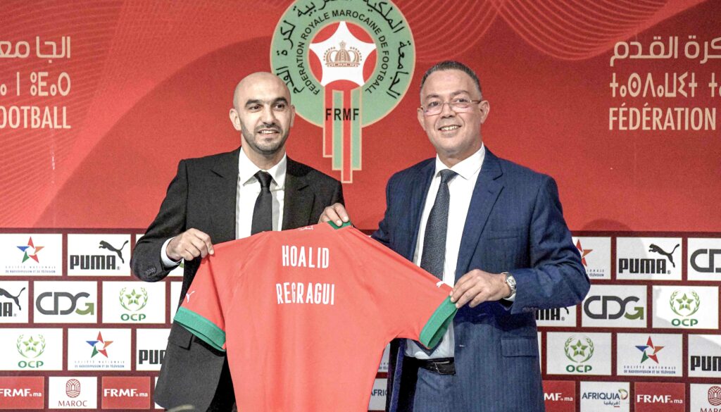 Regragui a pris les commandes du Maroc en 2022. Une présentation aux côtés du président de la fédération marocaine, Fouzi Lekjaa. AFP via Getty Images