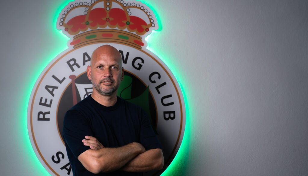 De ocupar puestos de descenso a la Primera RFEF al ascenso a LaLiga con un proyecto sólido. Este es el trabajo de José Alberto en sus cuatro años en el Racing de Santander. Jon Egia para Coaches' Voice