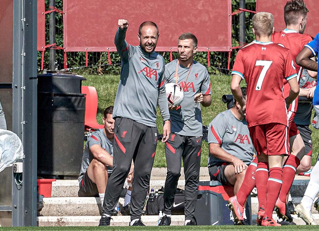 Gary O’Neil ejerciendo como asistente de Barry Lewtas (izquierda), entonces entrenador del Liverpool sub-23, durante un partido de la Premier League 2 contra el Everton en 2020. Lewtas se convertiría luego en seleccionador de Inglaterra sub-16. Nick Taylor/Liverpool FC/Liverpool FC via Getty Images