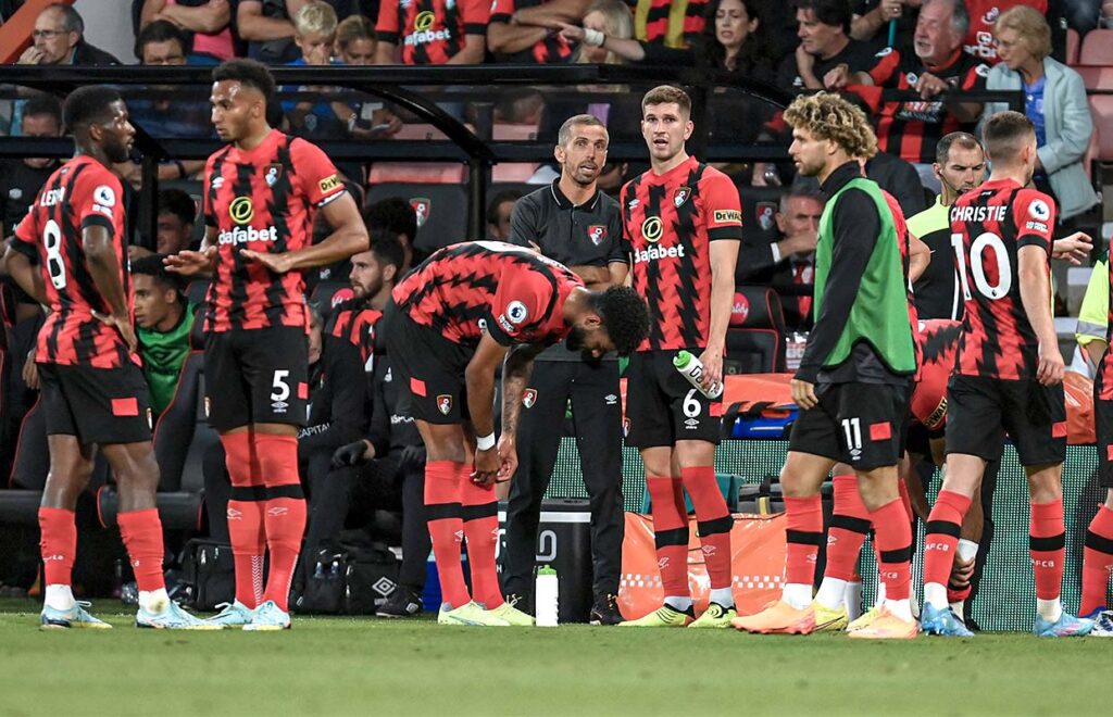 Gary O’Neil conversa con Chris Mepham, del Bournemouth, durante su primer partido de Premier League al frente del equipo como entrenador interino. Mike Hewitt/Getty Images