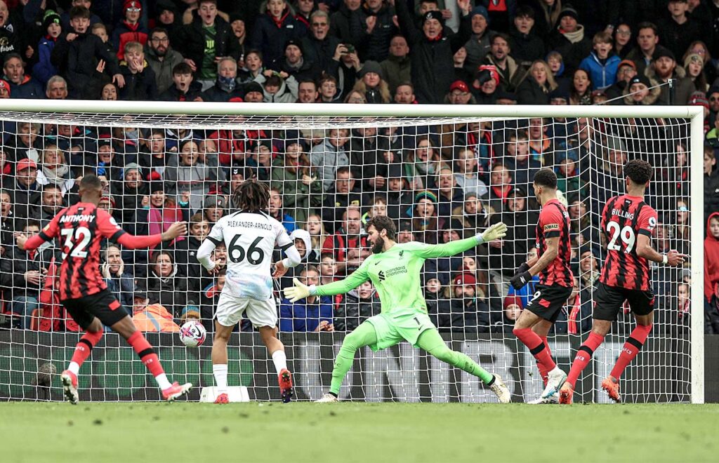 Philip Billing marca ante Alisson el gol de la victoria del Bournemouth frente al Liverpool en marzo de 2023. Seis meses antes, una derrota por 9-0 ante ese mismo rival le había brindado a Gary O’Neil su primera oportunidad como primer entrenador. Luke Walker/Getty Images