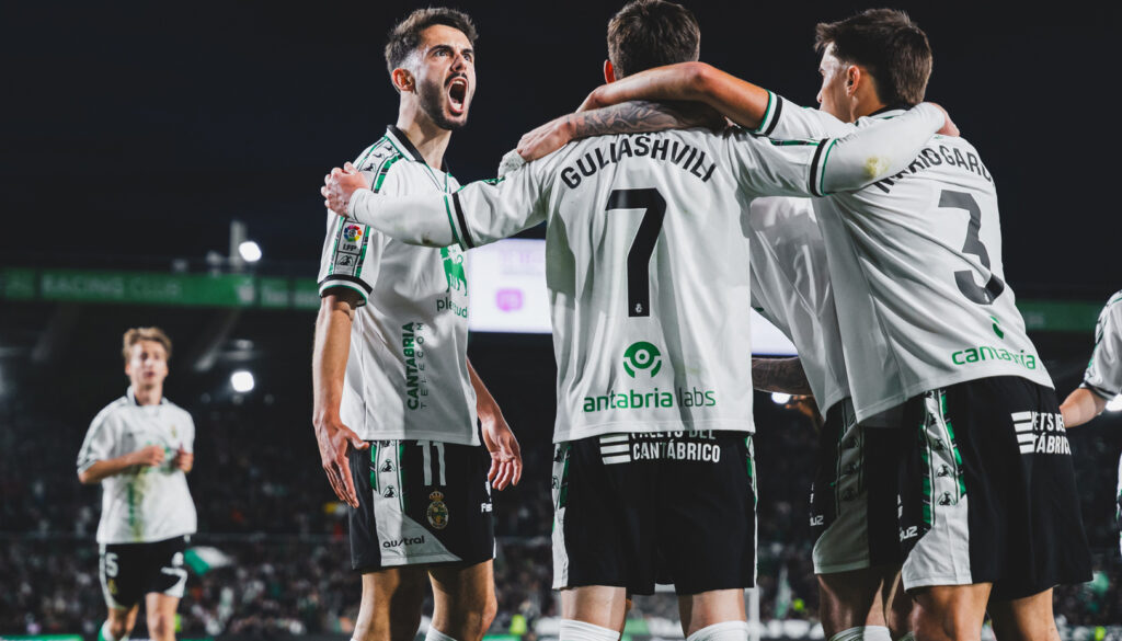 El Racing de Santander fue uno de los equipos más atractivos de la Segunda División española. Tan brillante en la combinación como ofensivo: marcó 98 en la 2024/25. Fotografía cortesía del Real Racing Club de Santander