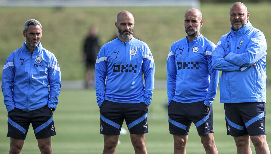 Carlos Vicens, en una imagen de entrenamiento junto a Enzo Maresca, Pep Guardiola y Rodolfo Borrell. Lindsey Parnaby/AFP para Getty Images