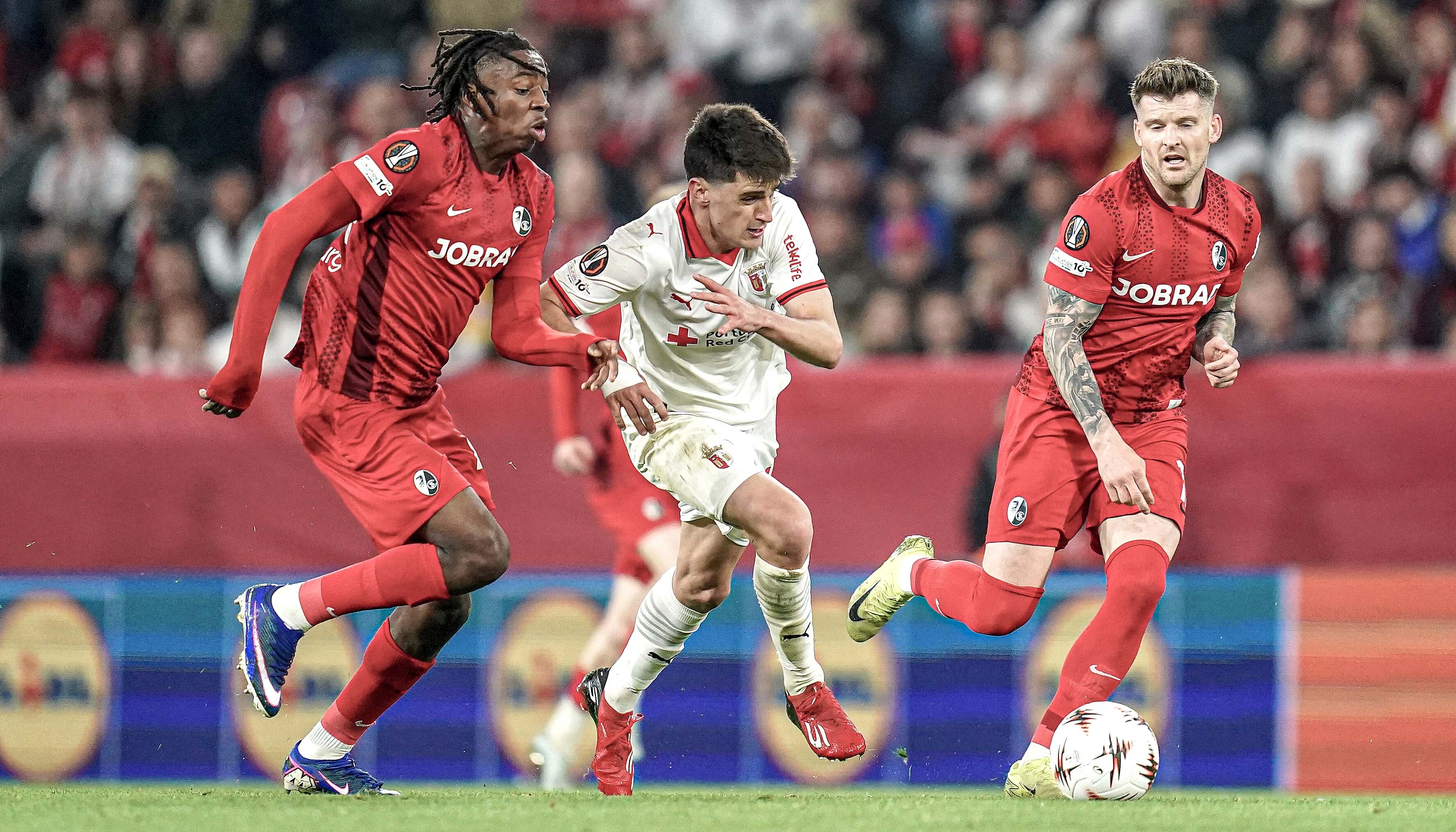 Pau Víctor, delantero del SC Braga, disputa un balón ante dos futbolistas del Friburgo en el encuentro de vuelta de semifinales de la Europa League 2025/26. Daniela Porcelli/Getty Images.