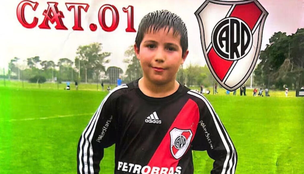 Enzo Fernández, en una foto de niño con las inferiores de River Plate.