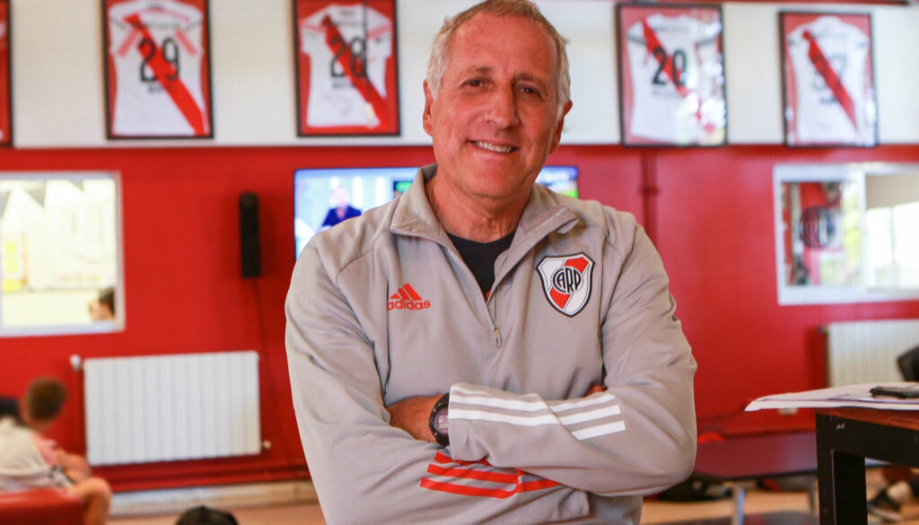 Gabriel Rodríguez es el director de la Academia de River Plate, y figura fundamental en el desarrollo de Enzo Fernández en el club argentino. Fotografía: Juan M. Ferrari