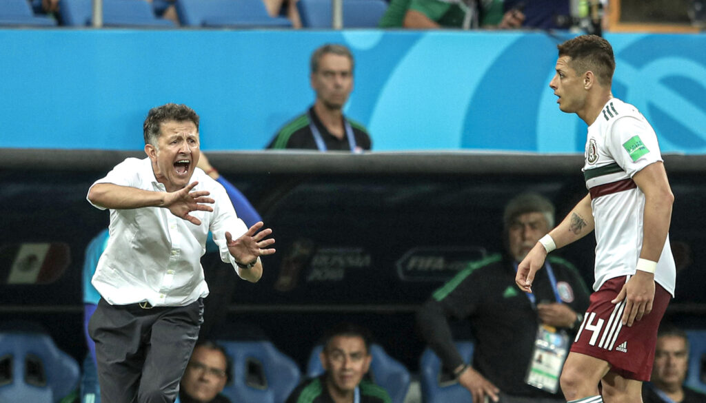 Juan Carlos Osorio da instrucciones a Javier "Chicharito" Hernández durante un partido del Mundial de Rusia 2018.. Clive Mason /Getty Images