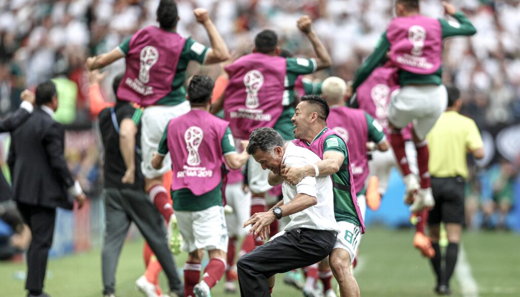 Juan Carlos Osorio celebra uno de los goles de México en el Mundial de Rusia 2018. Clive Rose/Getty Images