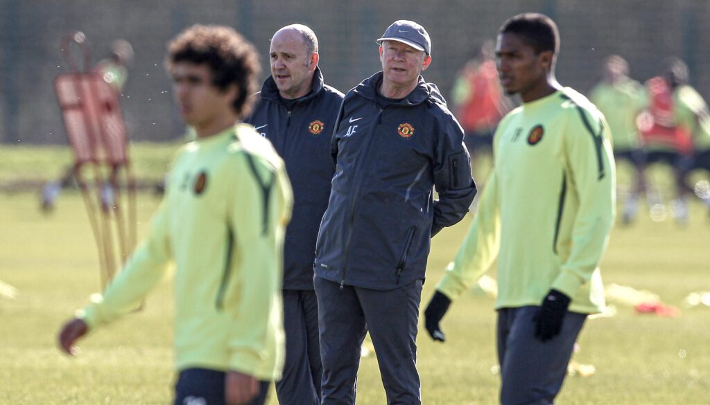Sir Alex Ferguson (a la derecha), junto con su ayudante Mike Phelan (a la izquierda), durante un entrenamiento con el Manchester United. El entrenador escocés ejerce una gran influencia en Juan Carlos Osorio.. Alex Livesey/Getty Images