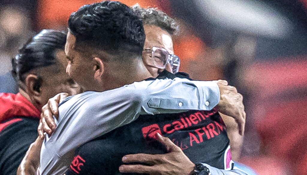 Juan Carlos Osorio destaca en Coaches' Voice la necesidad de estar muy cerca del jugador. No solo del futbolista, también de la persona. Francisco Vega/Getty Images